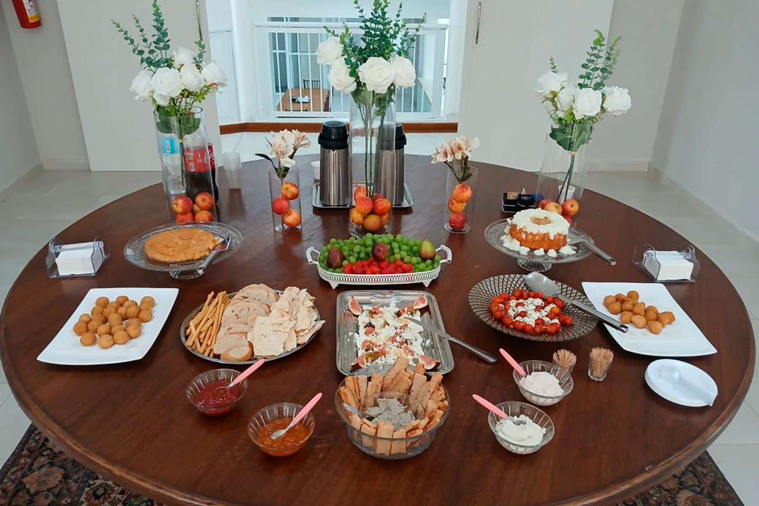 Mesa com alimentação da Casa de Repouso Vila Serenitá