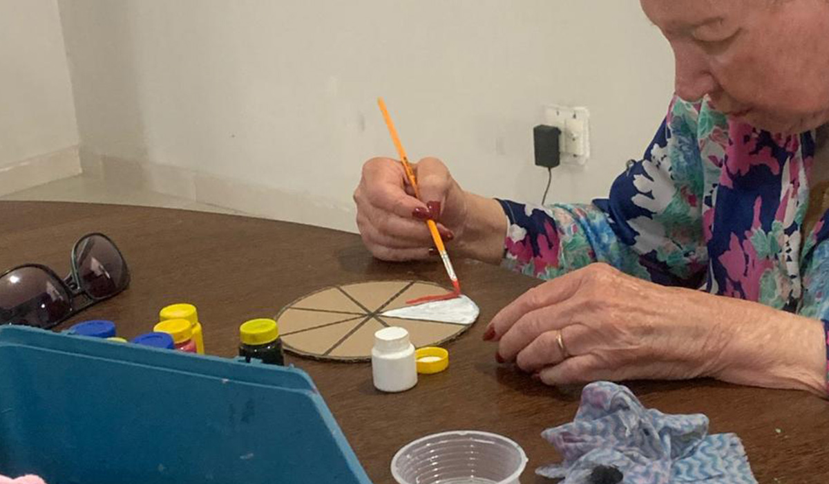Uma das pacientes no momento de atividade da Casa de Repouso Vila Serenitá